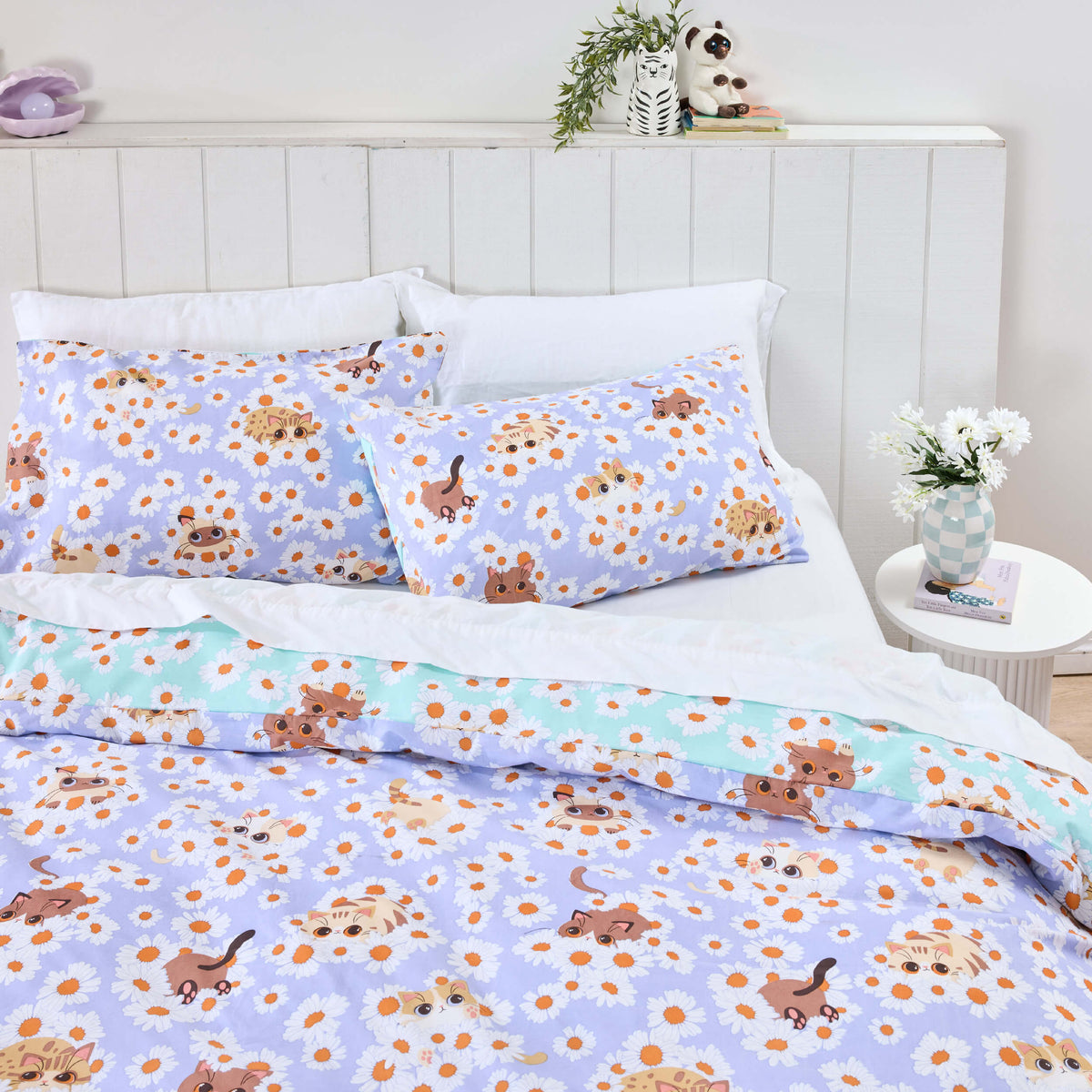Twill & Co Daisy Kittens duvet cover with cats and white daisies on lilac fabric